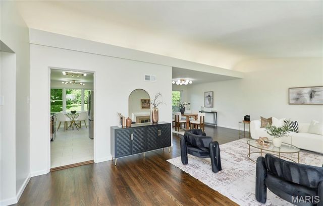 923 Swarthmore Lane, St Louis, MO 63130