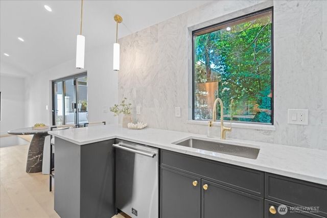 4011 SW Maryland Place, Seattle, WA 98116