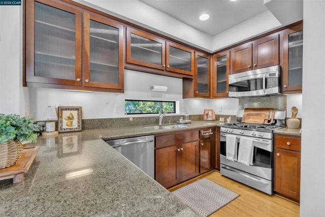 405 Palisade Dr, Oakland, CA 94607