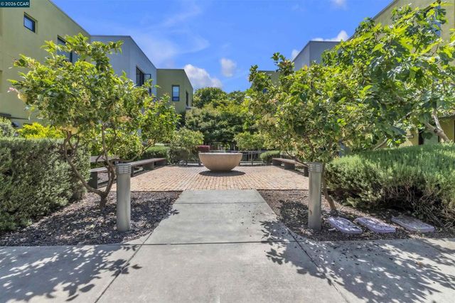 405 Palisade Dr, Oakland, CA 94607
