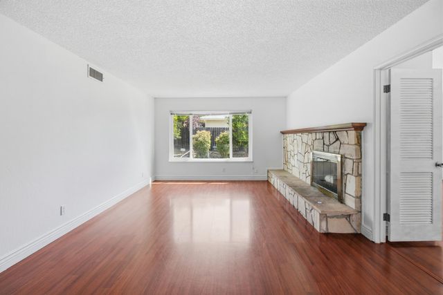 5000 Crestview Dr, Carmichael, CA 95608