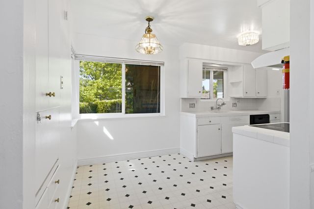 5000 Crestview Dr, Carmichael, CA 95608