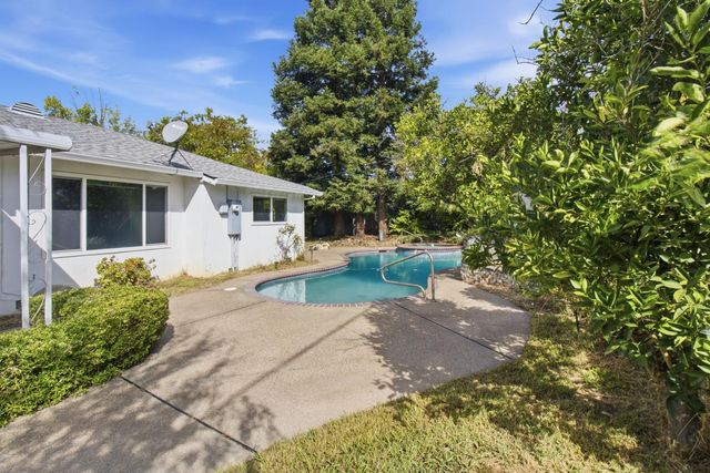 5000 Crestview Dr, Carmichael, CA 95608