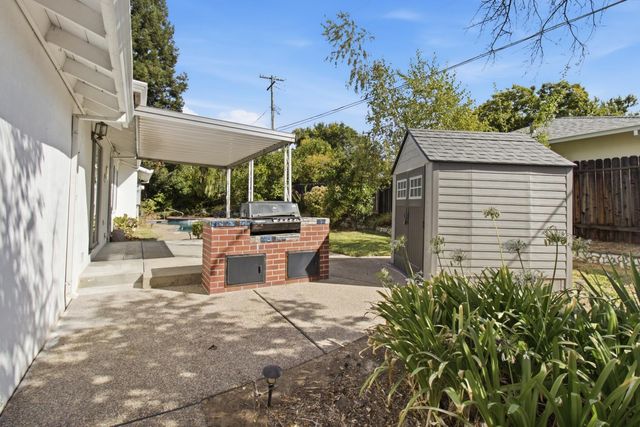 5000 Crestview Dr, Carmichael, CA 95608