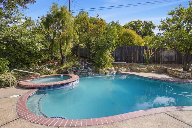 5000 Crestview Dr, Carmichael, CA 95608