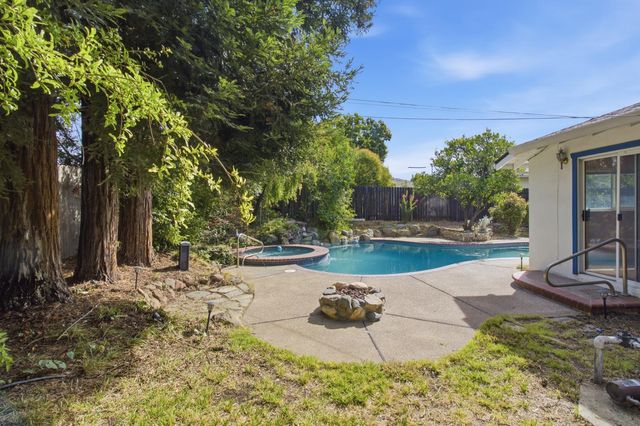 5000 Crestview Dr, Carmichael, CA 95608