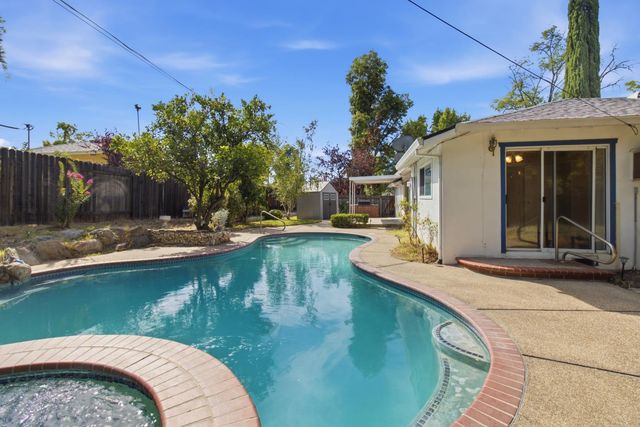 5000 Crestview Dr, Carmichael, CA 95608