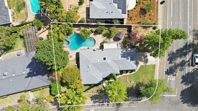 5000 Crestview Dr, Carmichael, CA 95608