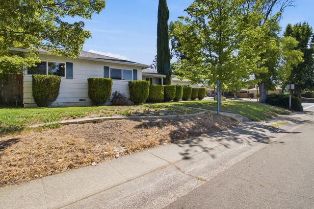 5000 Crestview Dr, Carmichael, CA 95608