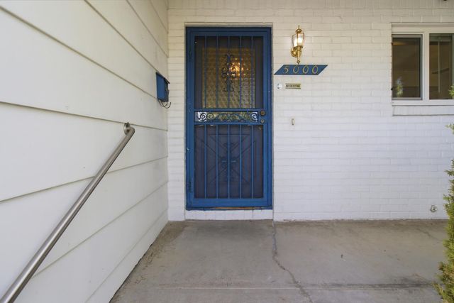 5000 Crestview Dr, Carmichael, CA 95608
