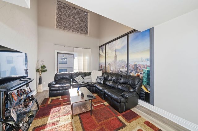 53 Queens Way, Englishtown, NJ 07726