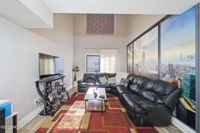 53 Queens Way, Englishtown, NJ 07726