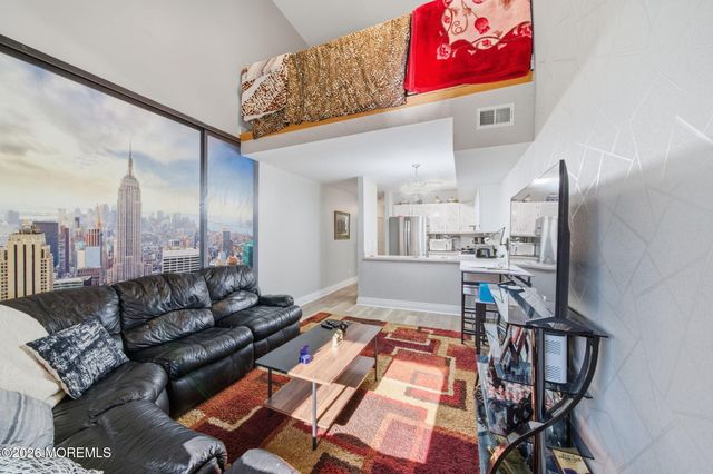 53 Queens Way, Englishtown, NJ 07726