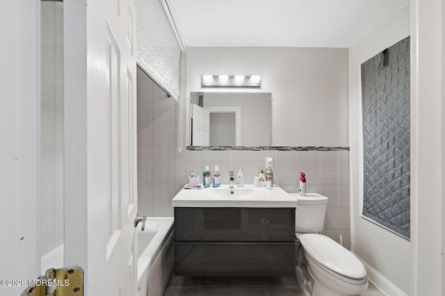 53 Queens Way, Englishtown, NJ 07726