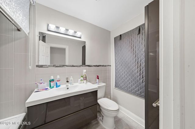 53 Queens Way, Englishtown, NJ 07726