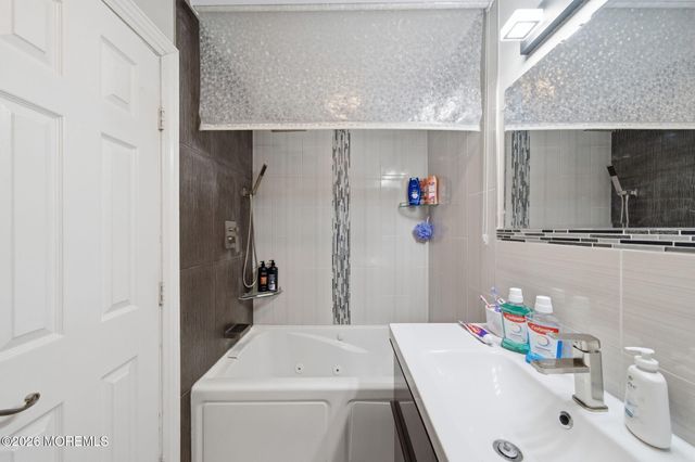 53 Queens Way, Englishtown, NJ 07726