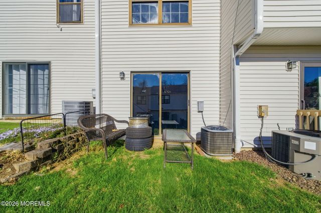 53 Queens Way, Englishtown, NJ 07726