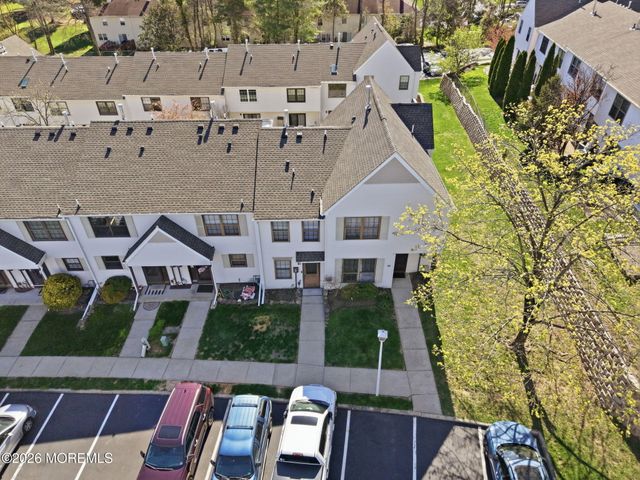 53 Queens Way, Englishtown, NJ 07726