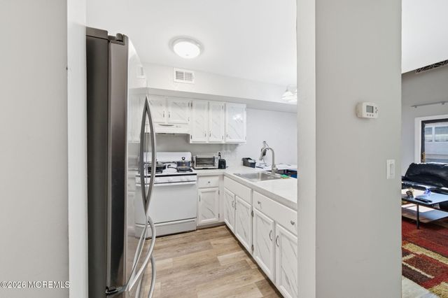 53 Queens Way, Englishtown, NJ 07726