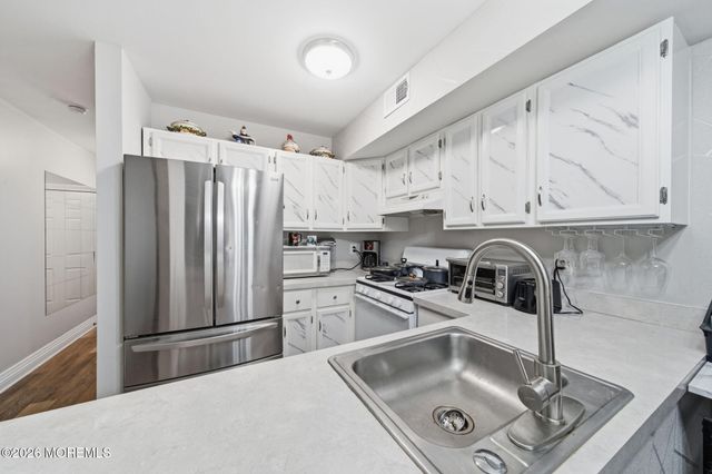 53 Queens Way, Englishtown, NJ 07726