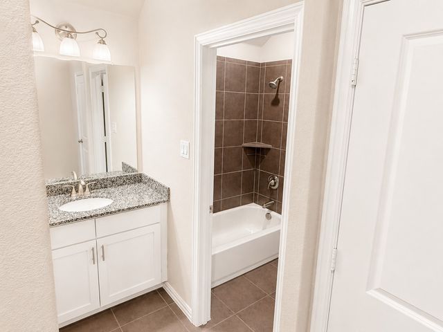 136 Bowling Green Avenue, Red Oak, TX 75154