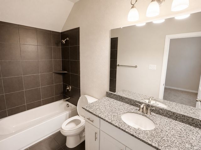 136 Bowling Green Avenue, Red Oak, TX 75154