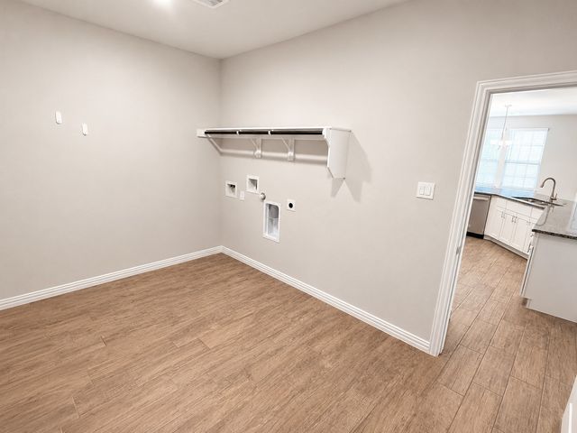 136 Bowling Green Avenue, Red Oak, TX 75154