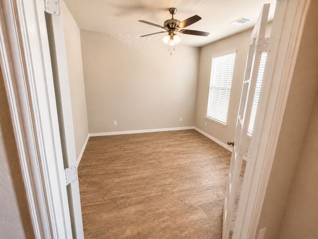136 Bowling Green Avenue, Red Oak, TX 75154