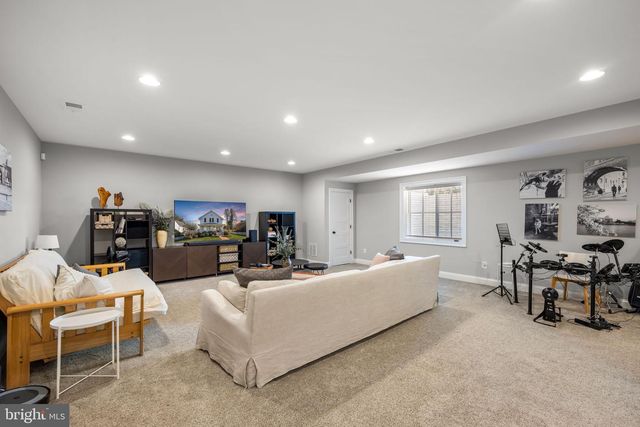 323 S WEST ST, Falls Church, VA 22046