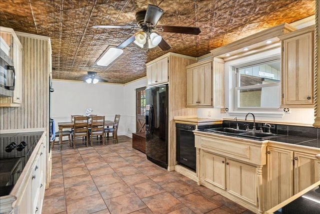 2421 Post Oak RD, Webberville, TX 78653