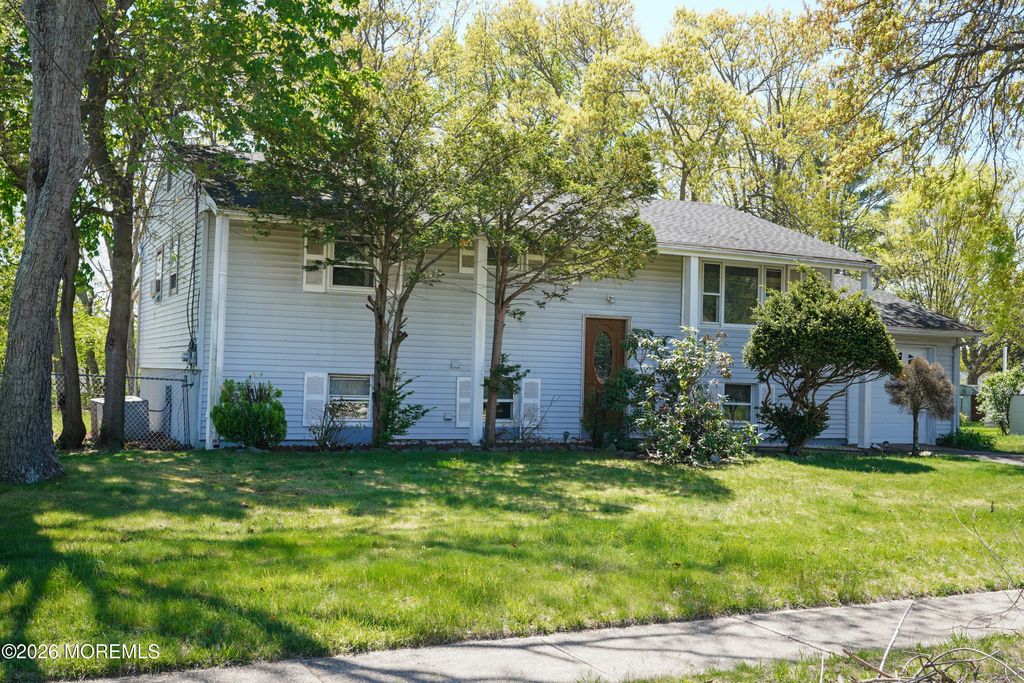 9 Newport Drive, Howell, NJ 07731