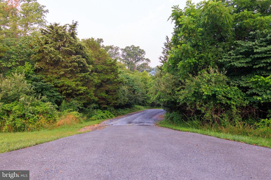 30 WAVERLY DR, Strasburg, VA 22657