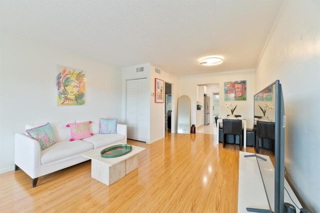32 Abbey Lane 205, Delray Beach, FL 33446