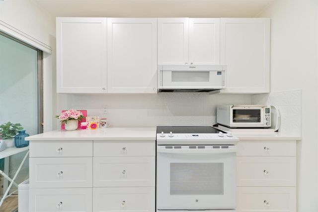 32 Abbey Lane 205, Delray Beach, FL 33446