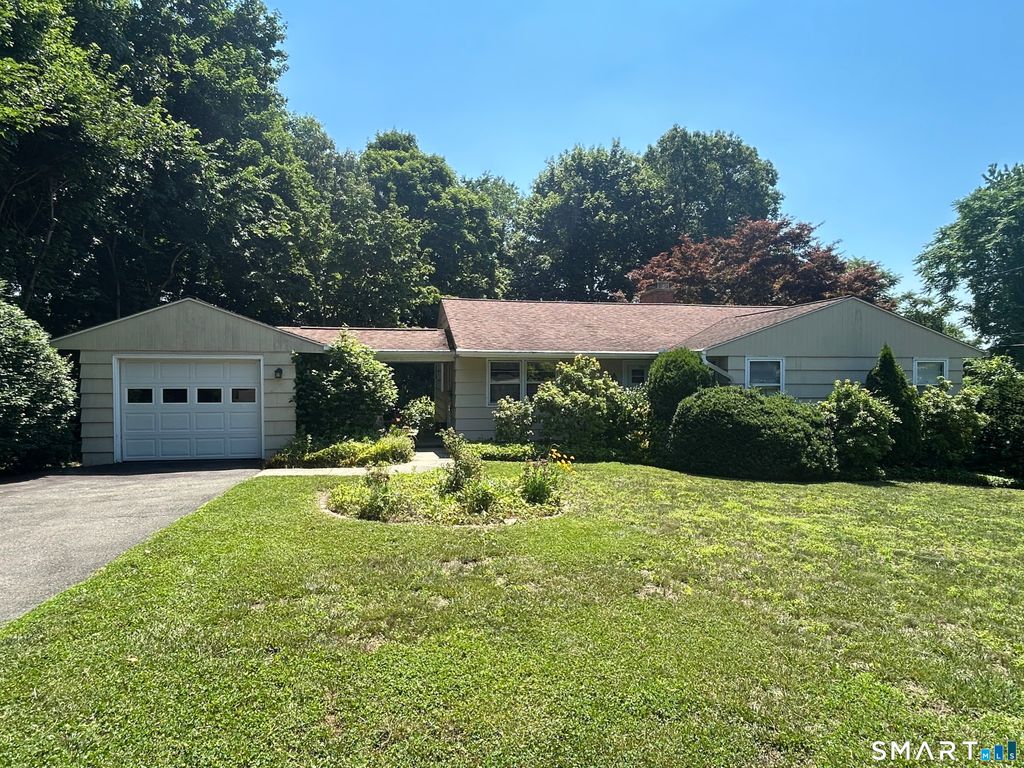 28 Clearview Circle, Naugatuck, CT 06770