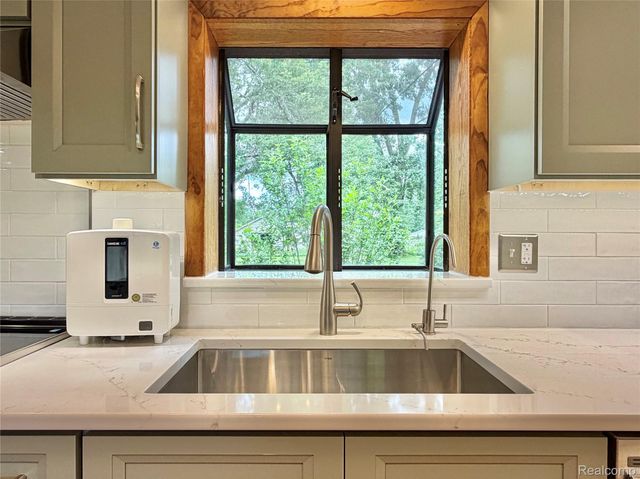 306 Michelson Road, Rochester Hills, MI 48307