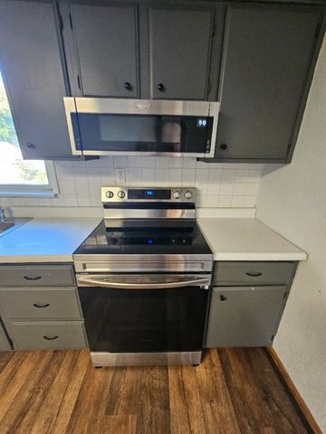 113 S 13th St, Jeannette, PA 15644