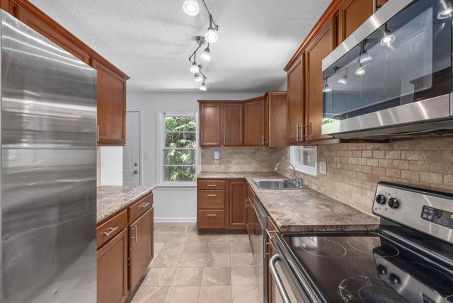 2060 S Old Manor Rd, Wichita, KS 67218