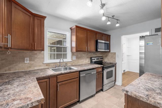 2060 S Old Manor Rd, Wichita, KS 67218