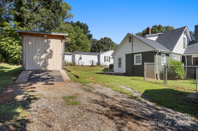 320 S Oakwood Drive, Statesville, NC 28677