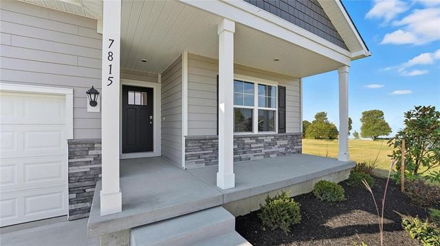 104 Lake Meadows Drive, Smithville, MO 64089
