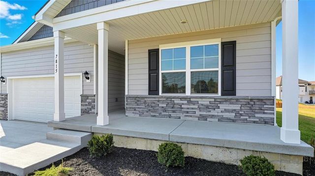 104 Lake Meadows Drive, Smithville, MO 64089