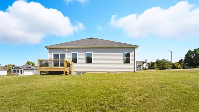 104 Lake Meadows Drive, Smithville, MO 64089