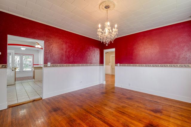 700 S Walnut Ave, Luling, TX 78648