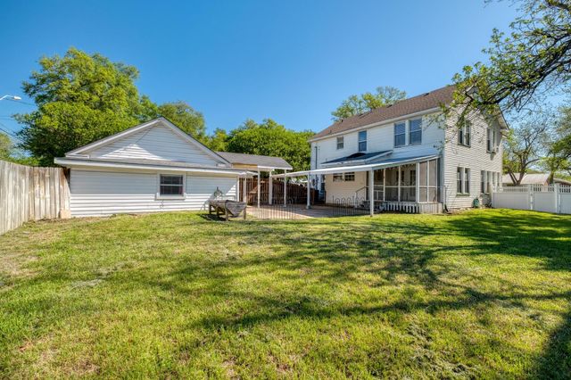 700 S Walnut Ave, Luling, TX 78648