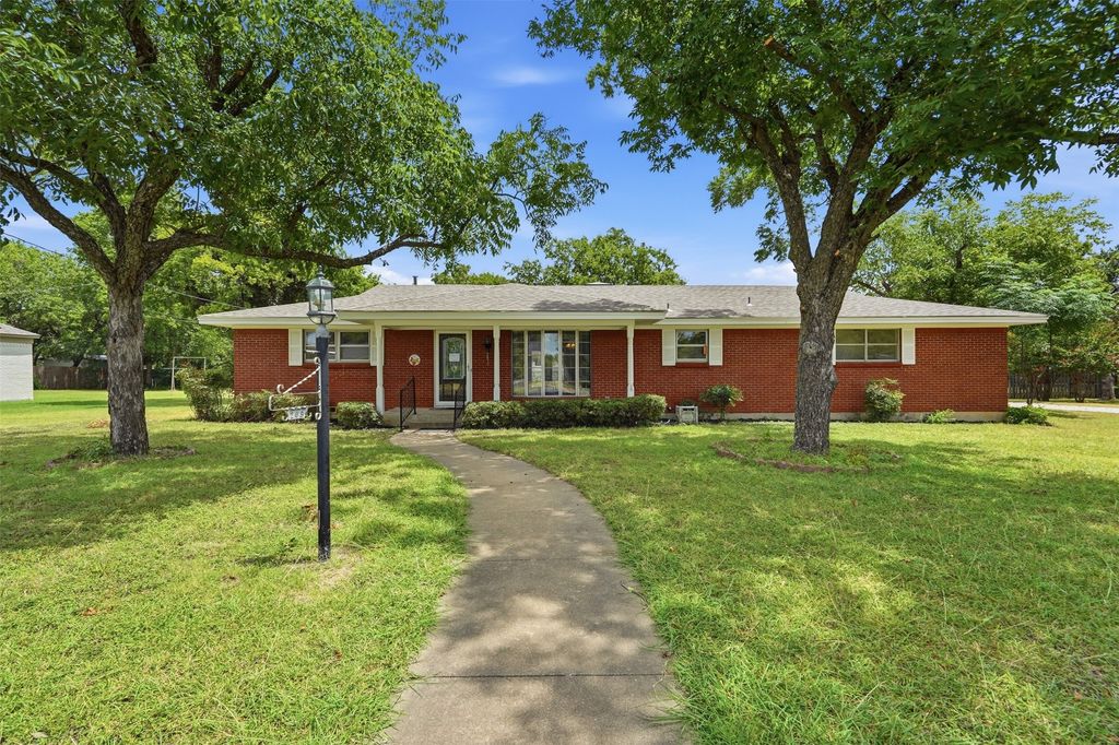 206 Mcanear Street, Cleburne, TX 76033