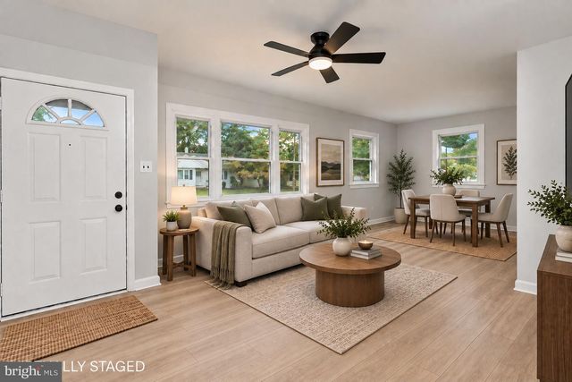 31 FARNSWORTH AVE, Maple Shade, NJ 08052