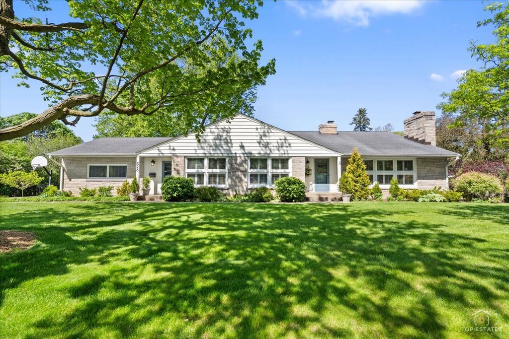 Image 1 of property listing at 326 Charles Street, Geneva, IL 60134