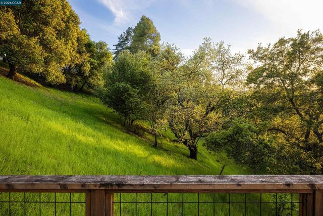 5 Wanda Ln, Orinda, CA 94563