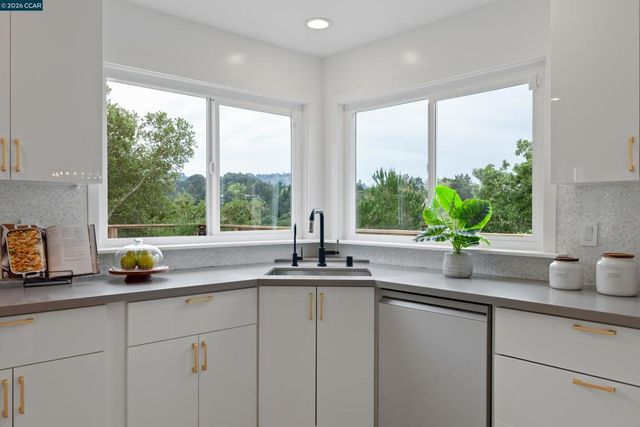 5 Wanda Ln, Orinda, CA 94563